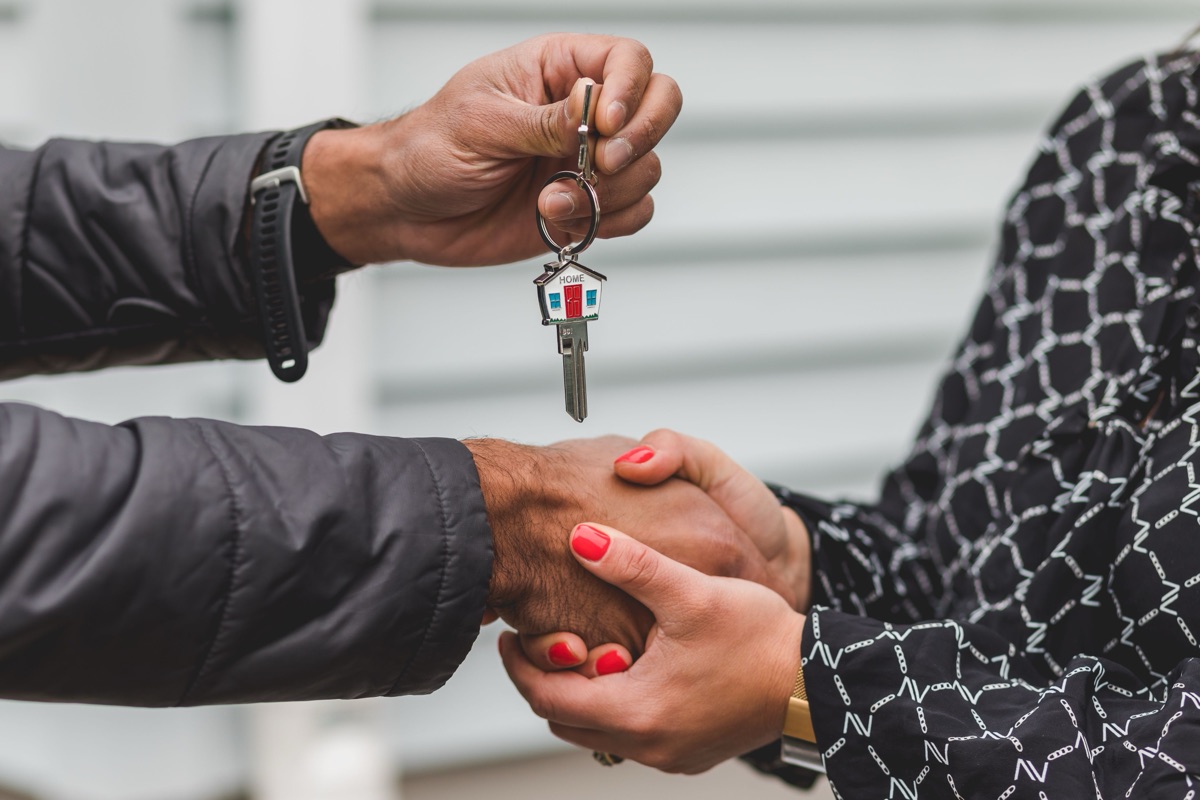 Entrega de llaves entre inmobiliaria e interesado