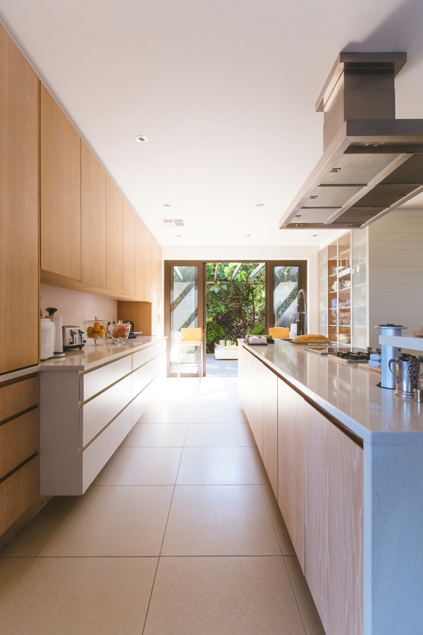 Cocina iluminada y ventilada antes de una visita